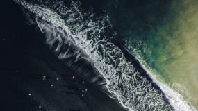 一张斜向二分结构的沙滩与大海风景图