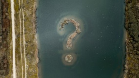 一张实物景色创意问号小岛图片