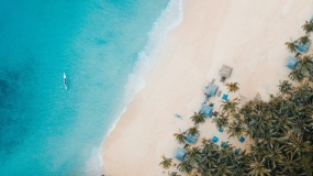 一张文艺简约风的海边海滩风景照片