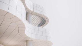 一张浅色的高档商务大楼图片