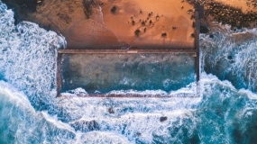 一张精美的海边海浪冲击海滩的图片