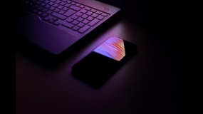 一张暗夜中发光的电脑与手机搭配图片