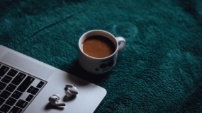 一张高档轻奢感的桌面、咖啡与电脑组合图片