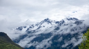 一张云雾缭绕的连绵山峰远景图片