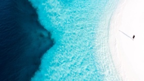 一张极为美丽的蓝色海滩俯瞰平面图片