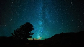 一张大气天空图片PPT背景图片(71)